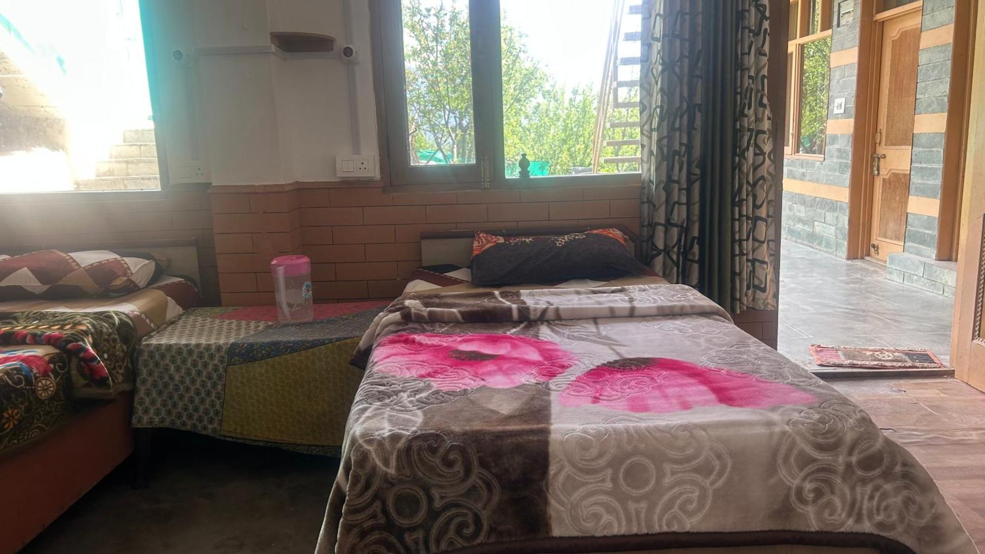 Sunface Homestay Manāli Eksteriør bilde